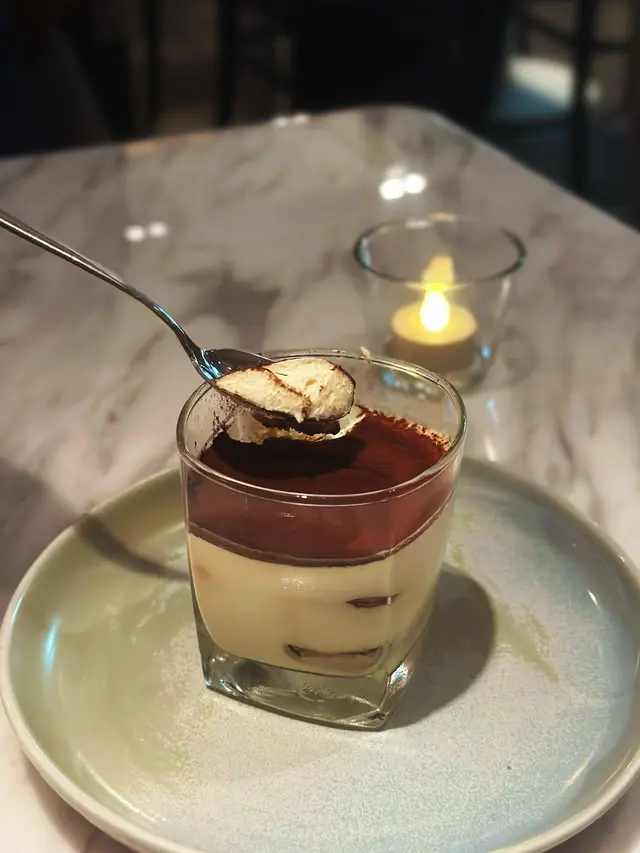 店員極力推介既甜品
Cream cheese既部分打得絲滑creamy，蛋糕層被咖啡浸泡得啱啱好依然保持濕潤感，配上濃郁既可可粉味道平衡得剛好