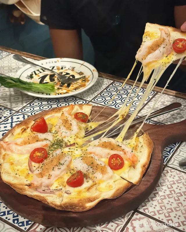 至於呢個Pizza同樣都不錯，鍾意算嘅朋友可以叫呢個，因為真係好重蒜蓉味。配買隻虎蝦同埋芝士，一定唔會唔好食。