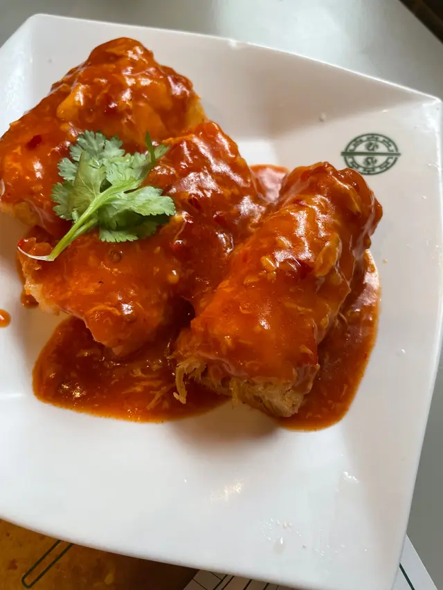 油炸鬼鬆化，入邊係彈牙嘅蝦滑
配埋（應該係）滿滿嘅豆瓣醬，蝦膏仲有啲蛋絲添