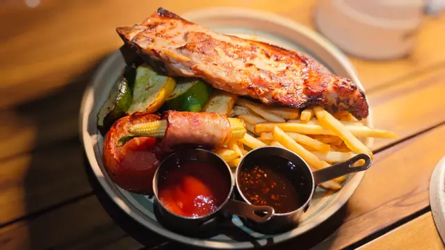 巨型豬扒配薯菜