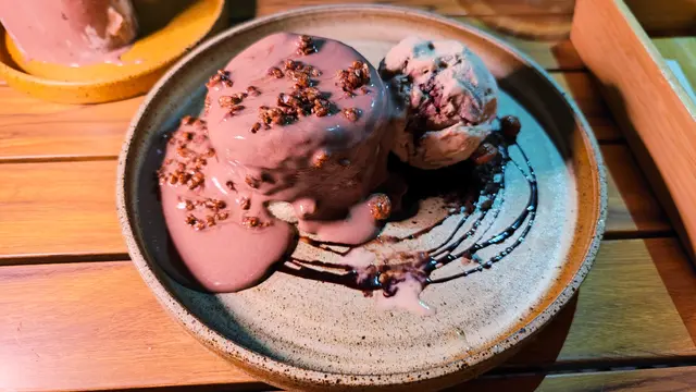 阿華田脆脆奶蓋瀑布蛋糕配提拉米雪糕