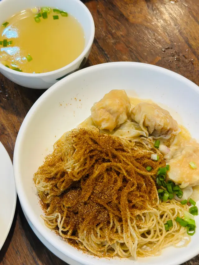 看外面宣傳寫的是手打竹升麵:0
就是用竹子捍的麵 好像很厲害的樣子@_@
有4顆雲吞,雲吞還算可以,但沒什麼特別~
麵條上灑滿蝦子 麵的口感比較爽 有一點鹹但是蠻香口的:0)配的湯普普通通~ 整體中等( •́ฅ•̀ )