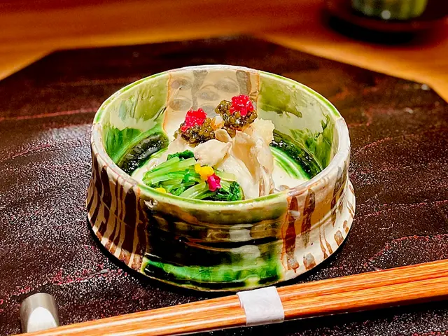 原隻炙燒帆立貝一開二，然之後每一邊上面就放上非常充滿海水鮮味嘅魚子醬，🌊最上面就係指橙粒用嚟帶出少少酸甜味，更加可以激發咗帆立貝嘅鮮甜，一啖落去就好似食咗黃金一樣