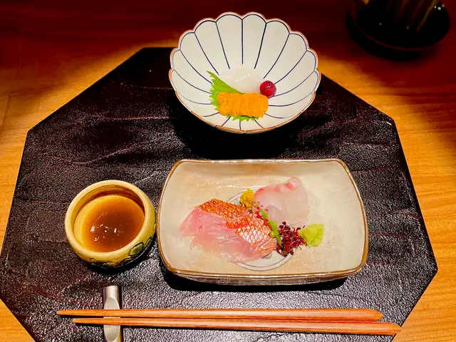 本日推介就係金目鯛同埋真鯛。 🐟金目鯛整體顏色偏深紅色，而且魚皮可以明顯見到帶有鱗狀，肉身比較結實，但係有微微嘅筋，但肉味偏濃。🐟至於真鯛就冇咗一層魚皮顏色較為潔白，上面抹有一層嘅粉嫩紅色，🐟食落去較為軟滑微微嘅鮮甜