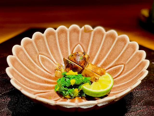 清新嘅環節，中和一下味蕾。🥬呢一款松茸經過美味嘅燒完之後帶出叢林嘅香氣，肉身都係非常之雪白，🍄味道本身都已經好飽滿嘅多汁，旁邊嘅涼拌菜冰冰涼涼，而且有少少酸味