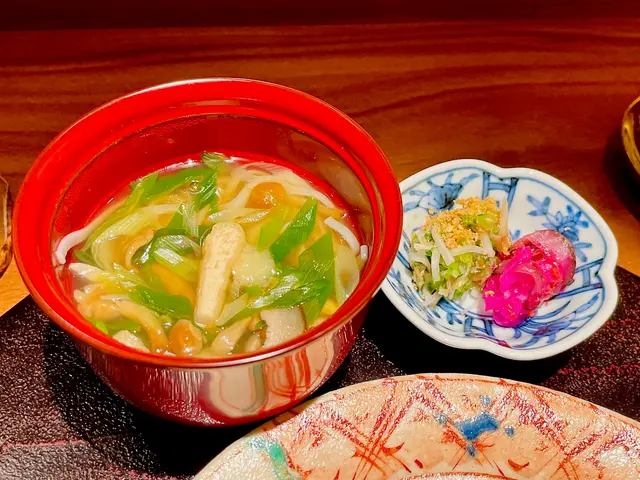 稻庭烏冬亦都唔簡單，手打嘅烏冬係零舍煙煙韌韌，🍜同樣加入菇菌同埋香蔥令到個湯頭亦都好鮮甜，可以盡情大大聲嗦烏冬