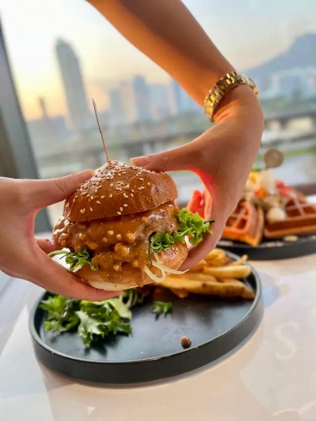 爽瓜瓜熔岩手打(美國)牛肉芝士漢堡(特調花生醬）