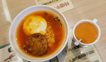 猪柳汉堡，煎蛋辛辣面