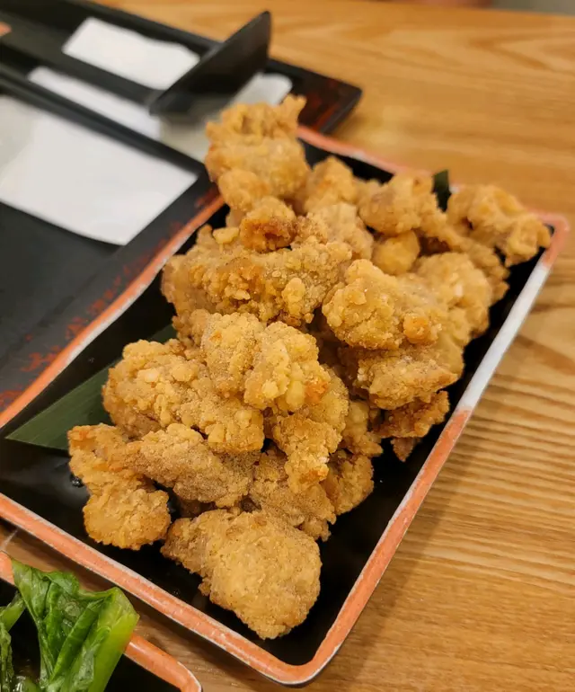 份量多得驚人,全部都一口size😉內脆內裏juicy, 可惜少了鹽酥雞的靈魂——九層塔