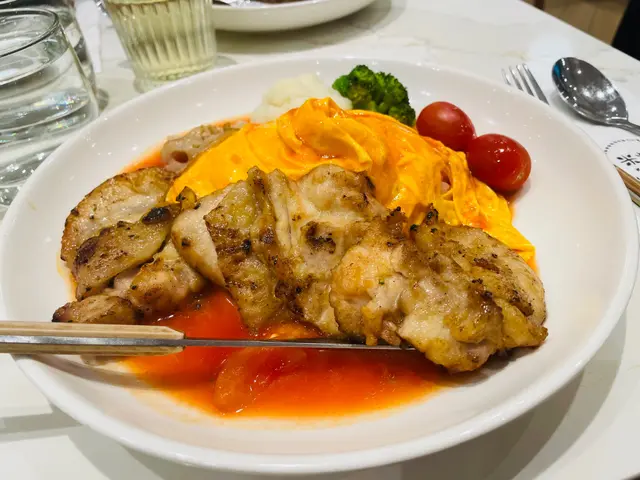 烤無激素走地雞肉配鮮蕃茄汁蛋包飯