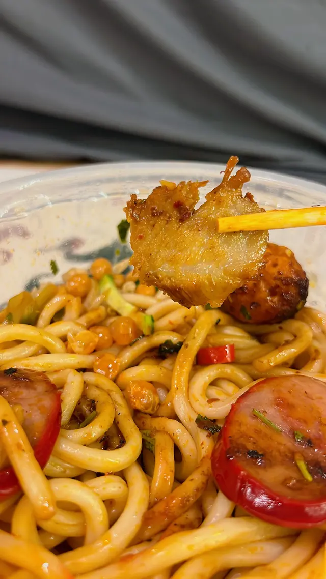 泰式豬頸肉紅布腸麻辣撈烏冬