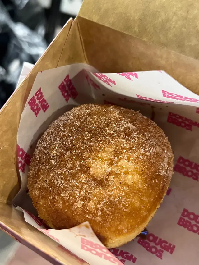 身為Bailey’s 愛好者怎能不吃呀~~
外皮上的糖配上他們的冬甩🍩皮 噢~那感覺已經夠喜歡了
還要加上他們特製的Bailey’s 餡 想不到酒味還滿重的
不過他們的巧克力🍫感還不低耶
6-7成的Bailey’s 3-4成的巧克力🍫感
哈哈 唯一的卻點只有他的心也太會流了🤣