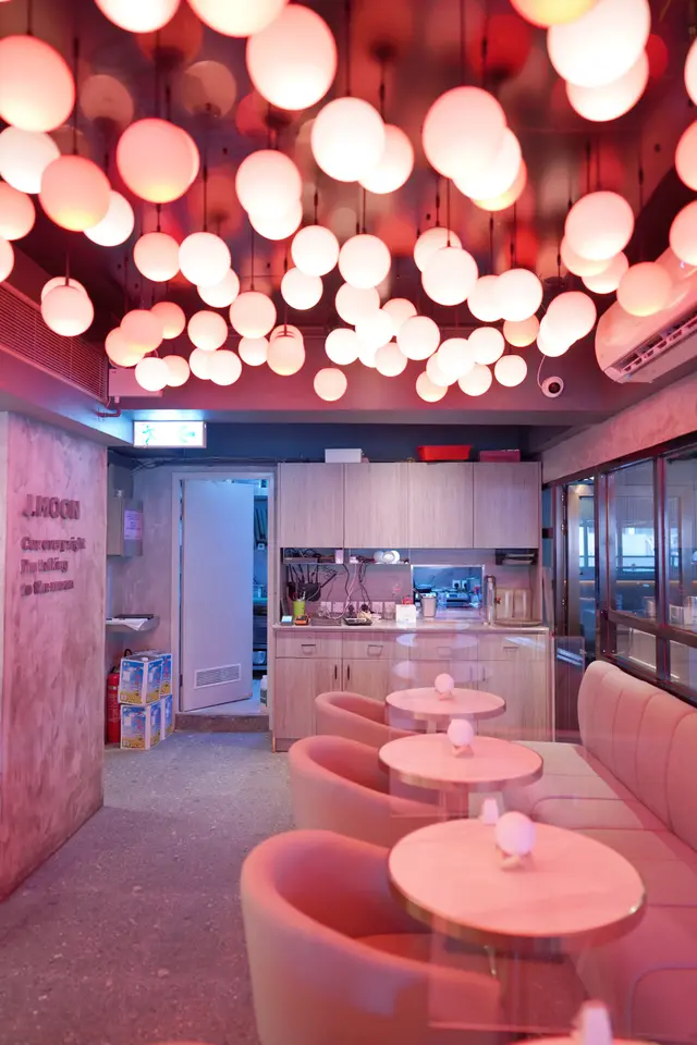 天花板滿佈粉紅色月球燈