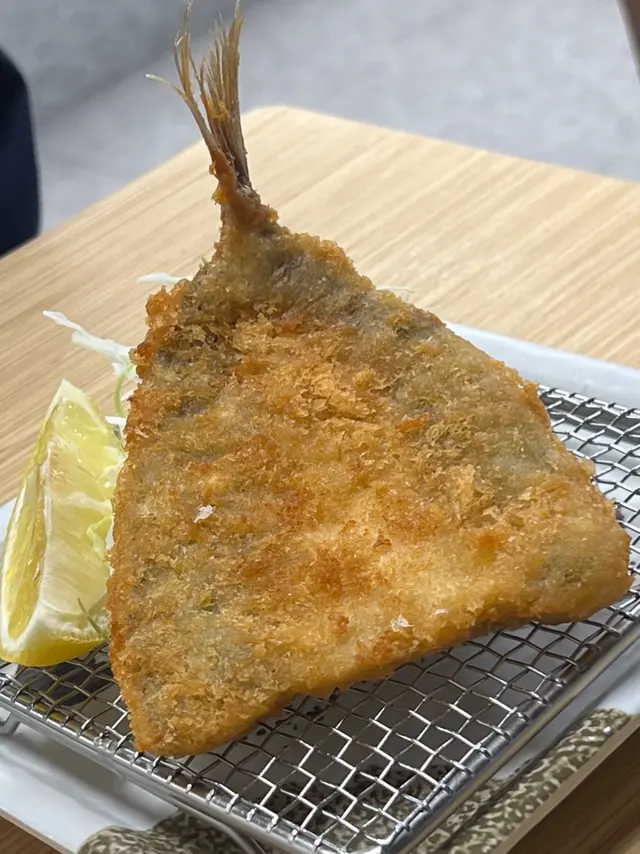 他們都是認認真真的 吉列外皮包實實 每口都一定再以吃到他們的脆皮
魚🐟肉紮紮實實 整隻都沒有骨頭🦴 小孩也可以吃～