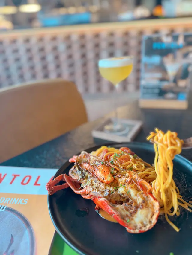 新鮮波士頓龍蝦、羅勒、車厘茄、手工意粉