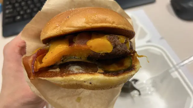 煙肉大爆炸芝士牛肉漢堡