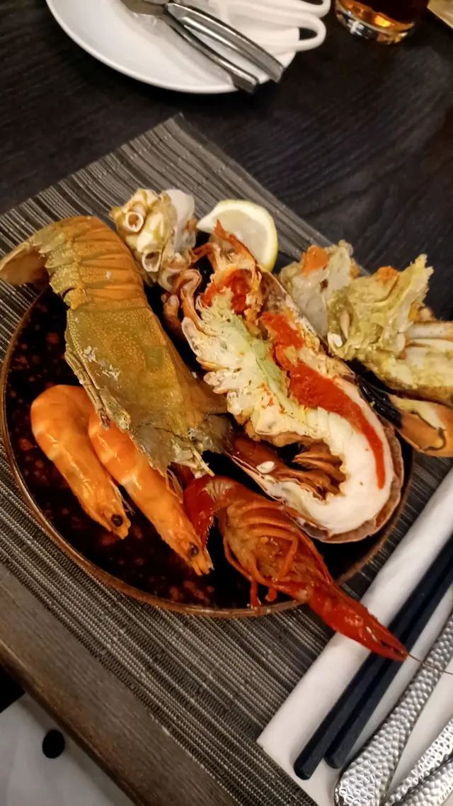 龍蝦比較雪味重,我喜歡麵包蟹的膏和琵琶蝦爽口肉質!翡翠螺都很彈牙.