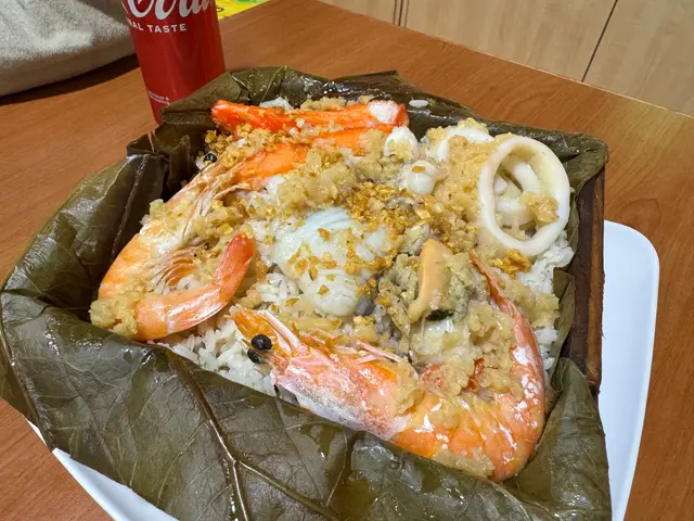 瑤柱蒜蓉海鮮荷葉飯