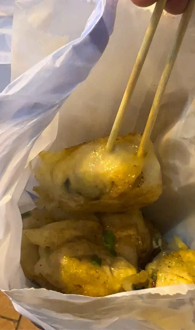 本來還想吃煎雲吞 可都賣光了 只剩煎水餃
我們吃到時候已經不是最熱的狀態了 但還是不賴
果然是粉麵行出生的水餃🥟 皮們不厚重 又不易穿
煎後 又不會吸滿油 覺得油膩肥膩
不知道他們的煎雲呑 又會是如何呢~