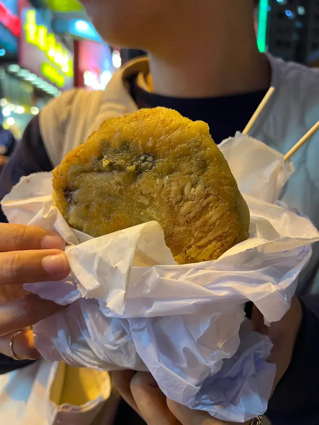 好香好香 人一直就為了這香味離不開 一定要買一個吃
姨姨一直煎 也沒停過手 但不用一下下 就賣光了
吃後 也懂為什麼能成為名店 成為荃灣必吃之店~
皮不厚 煎得脆脆 每口都是肉 都是韮菜
吃過一口後 即便好燙 也想繼續一口又一口的吃下去