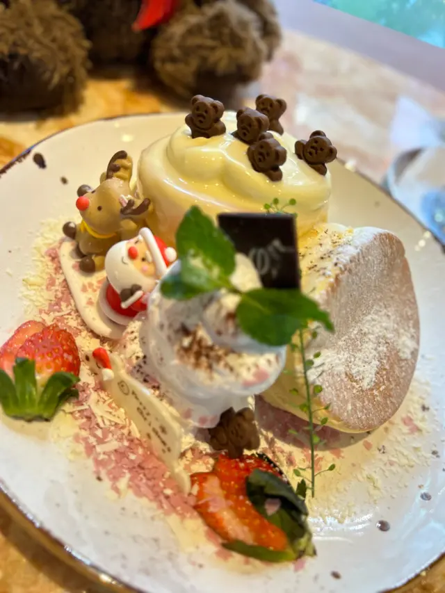 聖誕老人拯救雪地裏的小熊