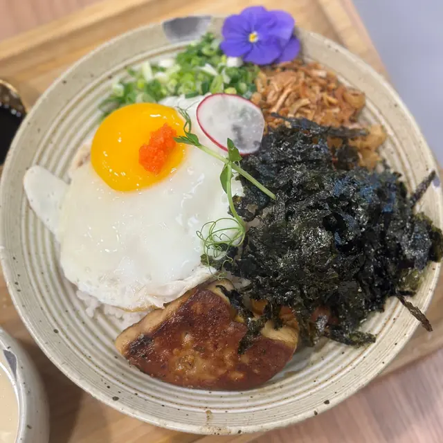 香煎法式鵝肝香蔥油流心太陽蛋紫菜