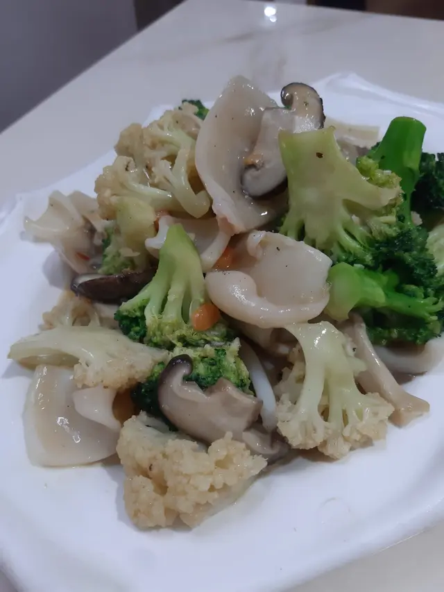 不過不失的西蘭花炒鮮魷～鮮魷好彈牙唔會炒到老曬，同平日中菜館／茶樓食嘅差不多～