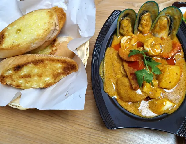 黃咖哩海鮮配蒜蓉包