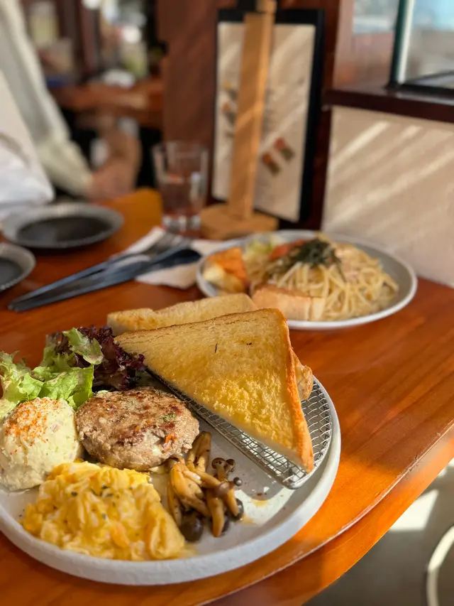 流心芝士和牛漢堡扒配炒蛋