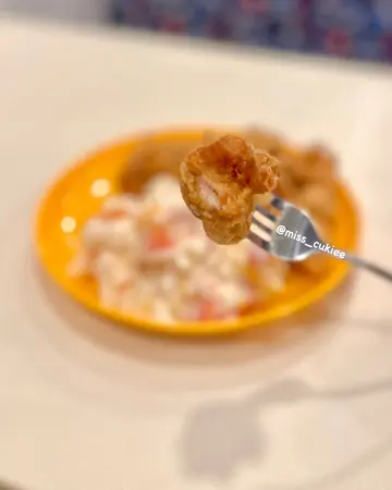 盐酥鸡配杂果沙律