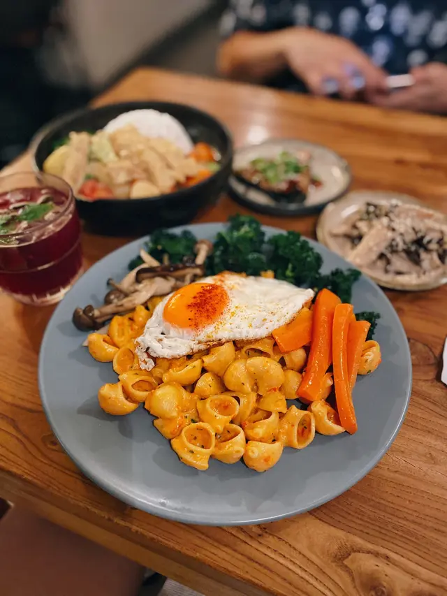 紅椒忌廉醬蔬菜煙斗粉配煎蛋