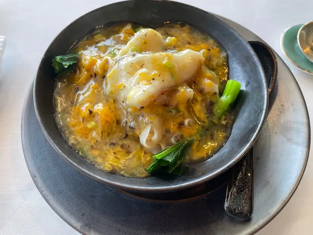 黑松露滑蛋斑球炒河