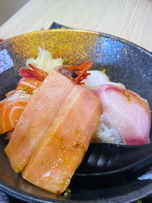 雜錦魚生丼