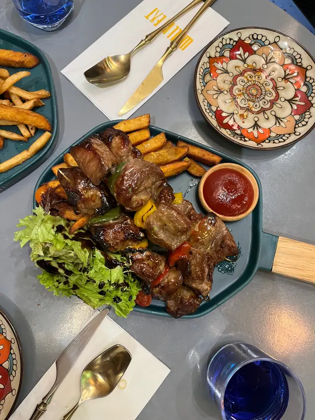 慢落豬(慢煮西班牙冰花酸梅黑毛豬串燒配甜蕃薯條)