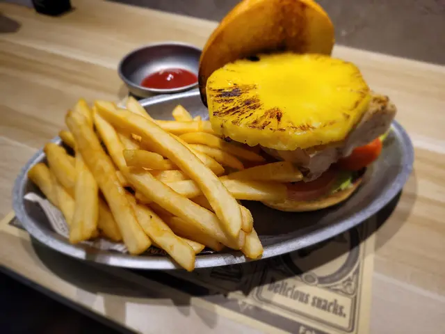 夏威夷鮮菠蘿烤雞漢堡餐