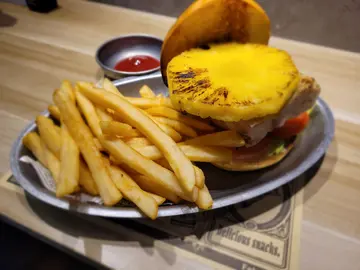 夏威夷鮮菠蘿烤雞漢堡餐