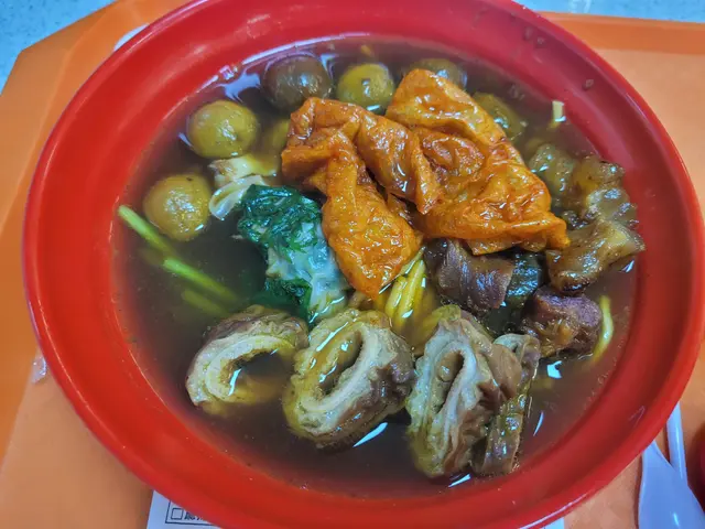 三餸麵 (任選) + 飲品,另加餸 菜肉雲吞/咖哩魚蛋/牛筋/豬大腸/豬紅/ 檸樂