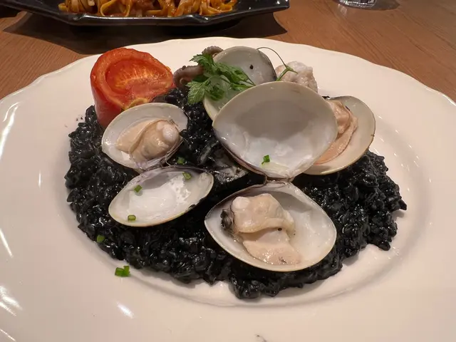 漆黑中的海鮮意大利飯