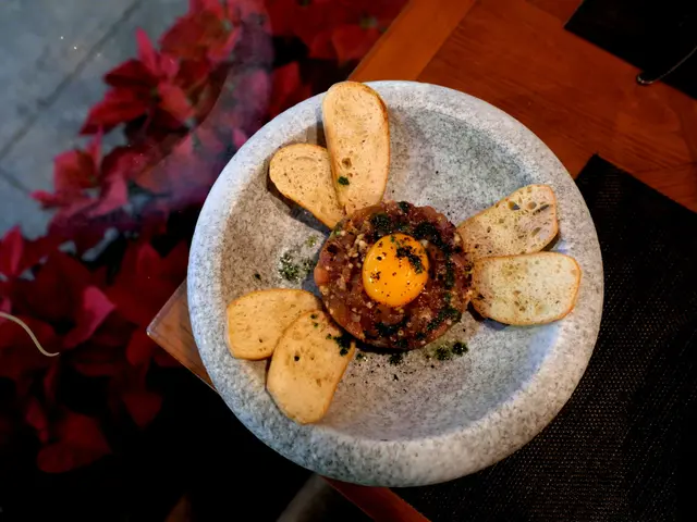 吞拿魚他他配日本雞蛋黃及脆多士