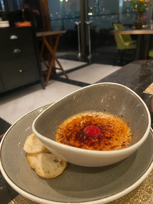 法式鵝肝焦糖燉蛋配田園沙律