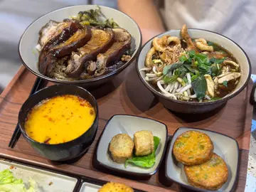 秘制猪髀饭拼鸡丝船河