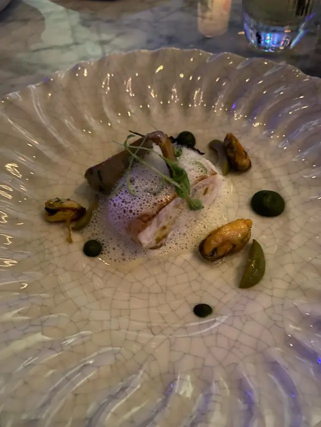 這道多寶魚，是我最欣賞的一道菜式，透過所搭配的醬汁及配菜，能看出主廚在這方面的心思。
Turbot本身很美味，非常喜歡魚的口感，不會軟或乾，魚肉入口多汁，溫度也控制得恰到好處，順帶一提，上菜時碟身是熱的。而harissa也把魚肉味道升級了！