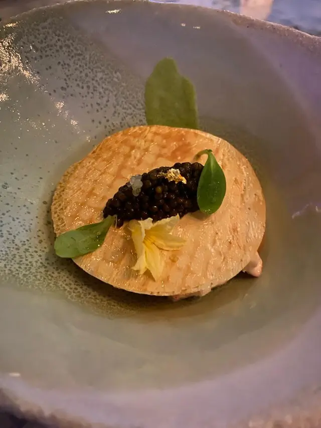 魚子醬配脆餅(豆腐皮)或脆餅下的小龍蝦沙律，有不同口感及味覺享受😎,之後把龍蝦沙律配上面的麵包吃，同樣美味。