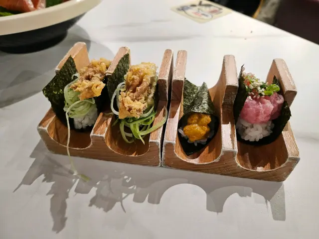 軟殼蟹、吞拿魚腩蓉、海膽手卷