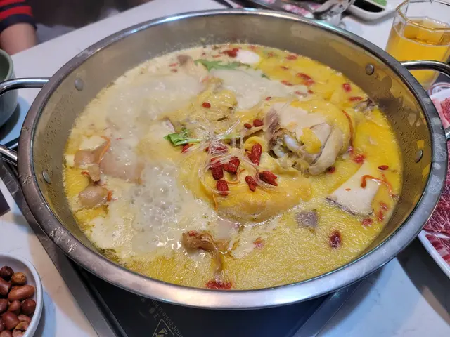 養顏花膠螺頭雞鍋