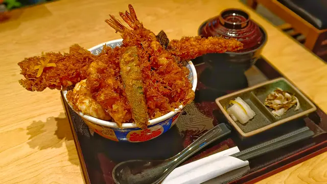 穴子、海老、小柱魷魚天婦羅餅、溫泉蛋、海苔、英豌豆