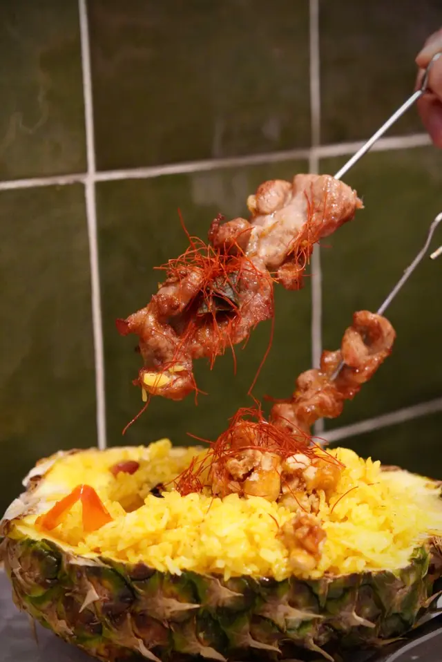 薑黃菠蘿炒飯配手作豬肉串