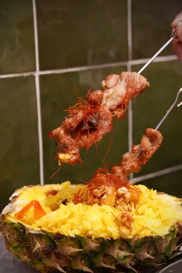 姜黄菠萝炒饭配手作猪肉串