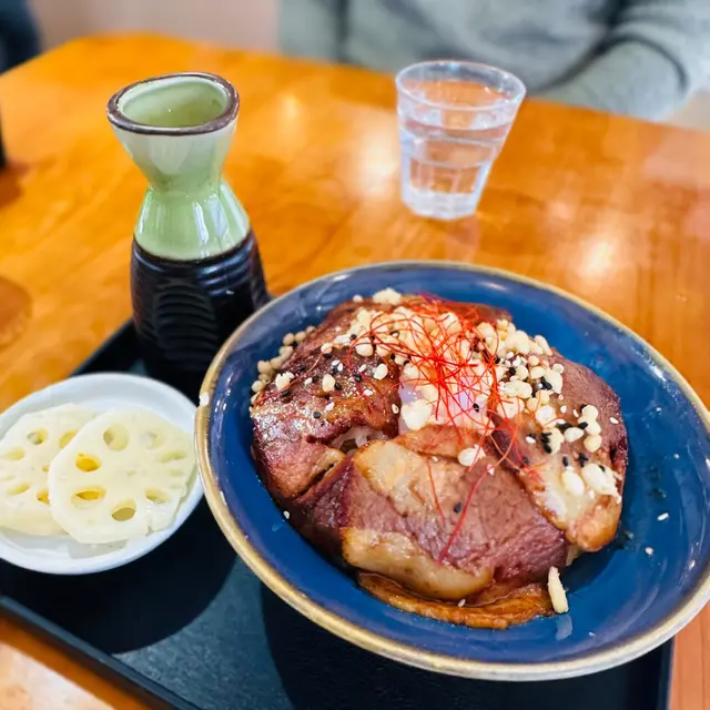 燒豚肉片慢煮蛋杞子飯