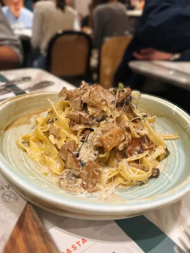 新鮮黑松露蘑菇扁意大利麵